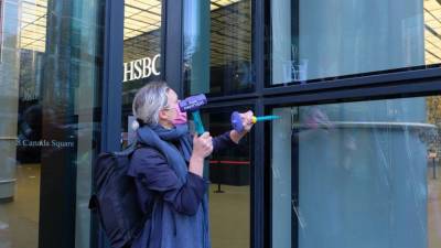 В Лондоне Extinction Rebellion разбили окна в здании банка HSBC - rbnews.uk - Лондон