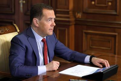 Дмитрий Медведев - Медведев заявил о возобновлении холодной войны - vm.ru - Россия