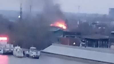 В Тюмени в районе Моста влюблённых 22 спасателя тушили пожар - nashgorod.ru - Тюмень