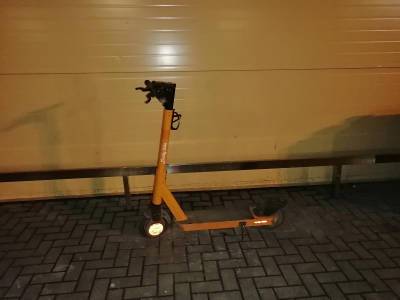 На парковке у ТРЦ «Премьер» Nissan Note сбил 21-летнюю рязанку на электросамокате - 7info.ru - Рязань