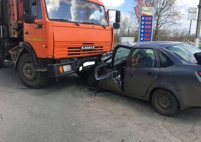 Пострадавших в аварии с мусоровозом в Ряжске извлекали спасатели - ya62.ru - Рязань - Ряжск