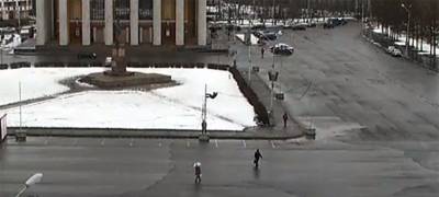 Следователи проверяют обстоятельства падения рабочего на главной площади Петрозаводска - stolicaonego.ru - Петрозаводск - республика Карелия