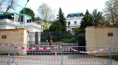 Неизвестные облили кетчупом посольство России в Чехии - newzfeed.ru - Брно