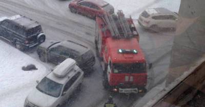Припаркованные у дома авто помешали пожарным вовремя потушить квартиру - ren.tv - Санкт-Петербург
