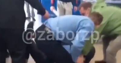 В Запорожье покупатель без маски подрался с охранниками супермаркета (ВИДЕО) - dsnews.ua - Запорожье - Мариуполь