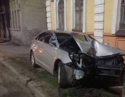 В Харькове автомобиль на полном ходу вылетел на тротуар, кадры ДТП: есть пострадавшие - kharkov.politeka.net - Харьков