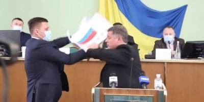 Петр Порошенко - Сергей Хлань - В Херсонском облсовете между депутатами от Евросолидарности и ОПЗЖ произошел конфликт из-за плаката с надписью «пособник оккупанта» - nv.ua - Херсон