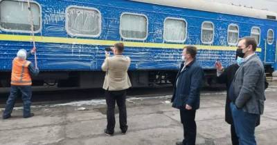 Иностранцу, который мыл грязные окно своего вагона, "Укрзалізниця" устроила показательный мастер-класс - tsn.ua - Киев - Дания