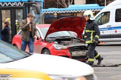 Два автомобиля столкнулись на юго-западе Москвы - vm.ru - Москва