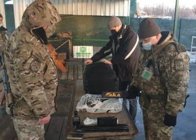 Украинец пытался вывезти из оккупированного Донбасса 150 тысяч долларов: их конфисковали - 24tv.ua