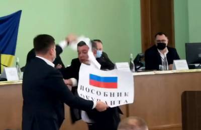 Петр Порошенко - Сергей Хлань - В Херсоне депутат «ЕС» пытался повесить плакат с надписью «пособник оккупанта» на выступающего депутата ОПЗЖ (видео) - sharij.net - Херсон
