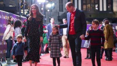 принц Уильям - Кейт Миддлтон - принц Луи - Принц Уильям и Кейт Миддлтон показали фото сына принца Луи в день его рождения - 5-tv.ru - Англия