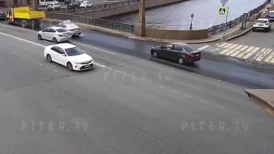 Видео: тройное ДТП у Поцелуева моста - piter.tv - Санкт-Петербург