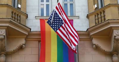 Дональд Трамп - Энтони Блинкен - Посольствам США разрешили вывешивать ЛГБТ-флаг вместе с американским - ren.tv