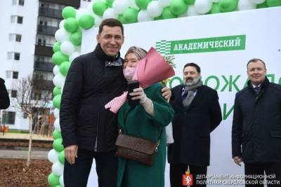 Евгений Куйвашев - Куйвашев вручил ключи от квартир 223 обманутым дольщикам - eburg.mk.ru - Екатеринбург - Свердловская обл.