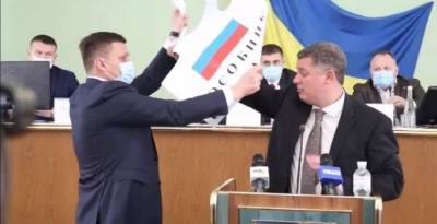 Петр Порошенко - В украинском Херсоне депутаты устроили потасовку из-за флага России - eadaily.com - Херсон