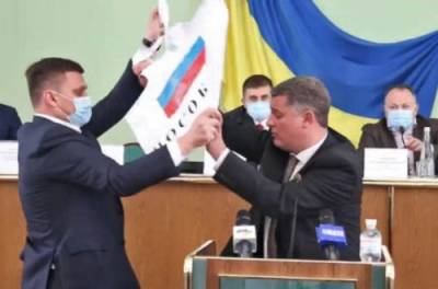 Петр Порошенко - Сергей Хлань - В Херсонском облсовете из-за флага России подрались депутаты. ВИДЕО - from-ua.com - Херсон
