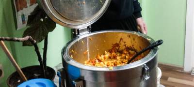 Волонтёры в Петрозаводске накормили горячими обедами 120 бездомных - stolicaonego.ru - Петрозаводск