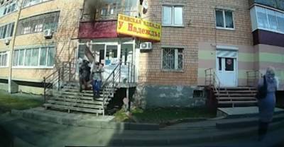 В Ижевске две девушки чудом не стали жертвами рухнувшей части балкона — видео - reendex.ru - респ. Удмуртия - Ижевск