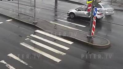 Видео: каршеринг "залетел" на разделительную полосу в результате ДТП на юге Петербурга - piter.tv - Санкт-Петербург