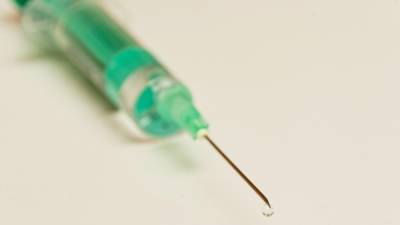Французские врачи случайно ввели пациентам физраствор вместо вакцины от COVID-19 - politros.com - Франция