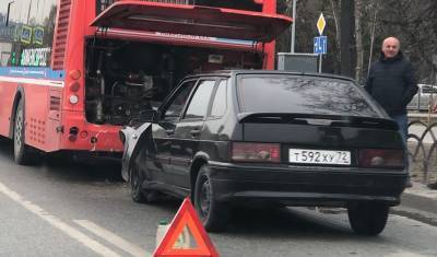 На улице Рестублики в Тюмени столкнулись автобус и «Лада» - nashgorod.ru - Тюмень