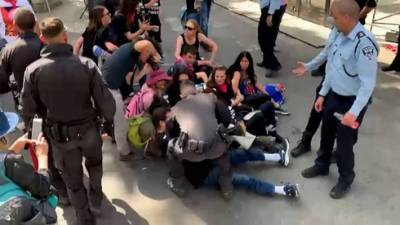Биньямин Нетаниягу - Демонстрации против Нетаниягу в Иерусалиме начались с ареста трех активистов - vesty.co.il - Иерусалим