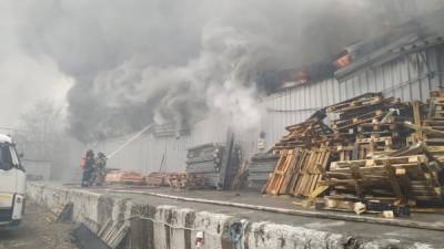 В Екатеринбурге на "Уралмашзаводе" произошёл пожар на площадью в 1 тысячу "квадратов" - nakanune.ru - Екатеринбург - Свердловская обл.