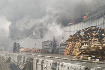 Ночью в Екатеринбурге завершили проливку крупного пожара на складе - eburg.mk.ru - Екатеринбург - Свердловская обл.