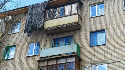 Сильный ветер сорвал часть крыши воронежской пятиэтажки - vestivrn.ru - Воронеж