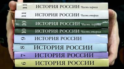 Владимир Путин - Сергей Кравцов - Павел Зарубин - Минпросвещения проверит учебники по истории после замечания Путина - iz.ru - Москва