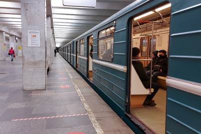 Москвичам напомнили о необходимости соблюдать нормы безопасности в метро - vm.ru - Москва