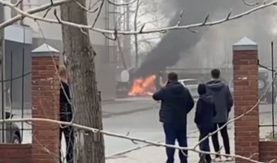 Три автомобиля пострадали из-за горящего мусора на улице Республики в Тюмени - nashgorod.ru - Тюмень - Тюменская обл.