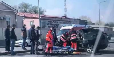 В Одессе на Балковской БМВ влетел в столб и разорвался на две части, водитель чудом выжил - видео и фото - ТЕЛЕГРАФ - telegraf.com.ua - Киев - Одесса