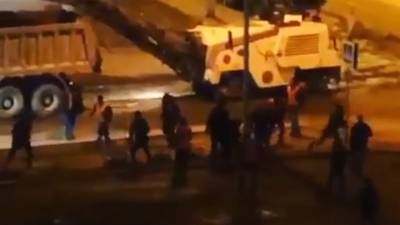В Новосибирске пьяные прохожие подрались с рабочими из-за "качества дорог" - vesti.ru - Новосибирск