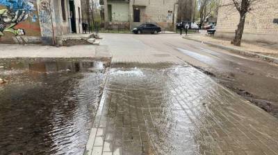 На улице в Воронеже из-под земли забил «фонтан» - vestivrn.ru - Воронеж