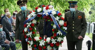 Дипломаты РФ и ветераны возложили венки в память о встрече на Эльбе - ren.tv - США