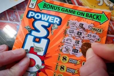 Женщина выиграла 500 000 долларов: брат забыл о ее дне рождения и подарил лотерейный билет - 24tv.ua
