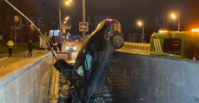 В Москве лихач на "мерседесе" "прыгнул" в подземный переход и встал на дыбы — видео - reendex.ru - Москва - Хабаровск