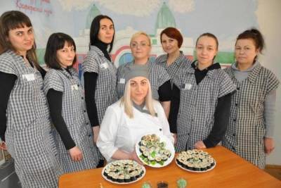 Осужденных женщин в Новосибирске научили готовить роллы - novos.mk.ru - Новосибирск