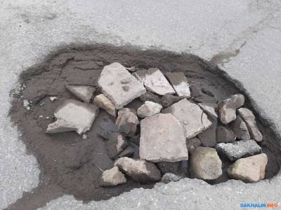 В Невельске яму на дороге засыпали булыжниками - sakhalin.info - Невельск