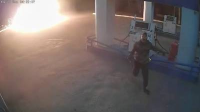 Мужчина получил тяжелые ожоги при попытке поджечь АЗС. Видео - vesti.ru - Челябинская обл. - Челябинск