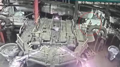 Засыпало шихтой: камера сняла гибель рабочего на заводе в Медногорске - vesti.ru - Медногорск