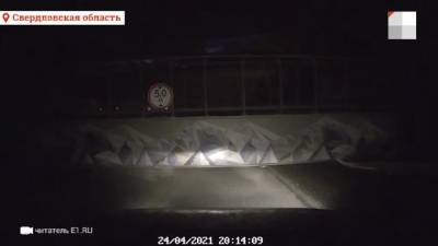В Екатеринбурге в результате ДТП обрушился пешеходный мост - piter.tv - Екатеринбург - Свердловская обл.