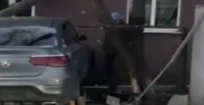 Элитный автомобиль без номеров влетел в жилой дом под Харьковом, фото: "снес ограждение и..." - kharkov.politeka.net - Харьковская обл. - Харьков - Луганск