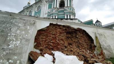 Смоленская епархия прокомментировала обрушение стены возле Успенского собора - vesti.ru - Смоленск