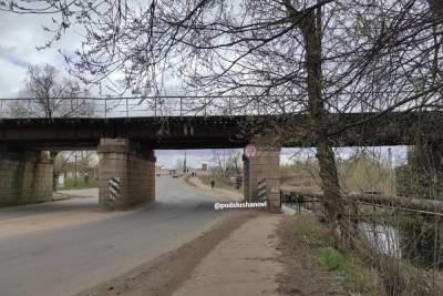 На аварийное состояние пешеходного моста жалуются жители Великих Лук - mk-pskov.ru - Псковская обл. - Великие Луки