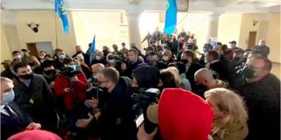 Александр Сенкевич - Протестующие ворвались в горсовет Николаева из-за отказа мэра выйти к ним — видео - nv.ua - Николаев