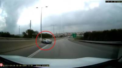 Видео: в центре Израиля машина на полной скорости врезалась в бетонное ограждение - vesty.co.il - Израиль