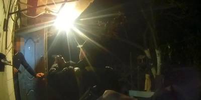 В Коростене мужчина угрожал самосожжением и выстрелил в полицейских - фото и видео задержания на Житомирщине - ТЕЛЕГРАФ - telegraf.com.ua - Житомирская обл. - Коростень
